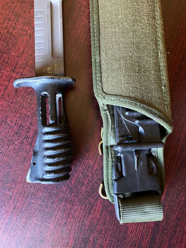 BRITISH SA 80 BAYONET-THE REVERSE OF THE FROG SHOWING BELT LOOPS AND BELT RETAINING HOOK FIXINGS-THE