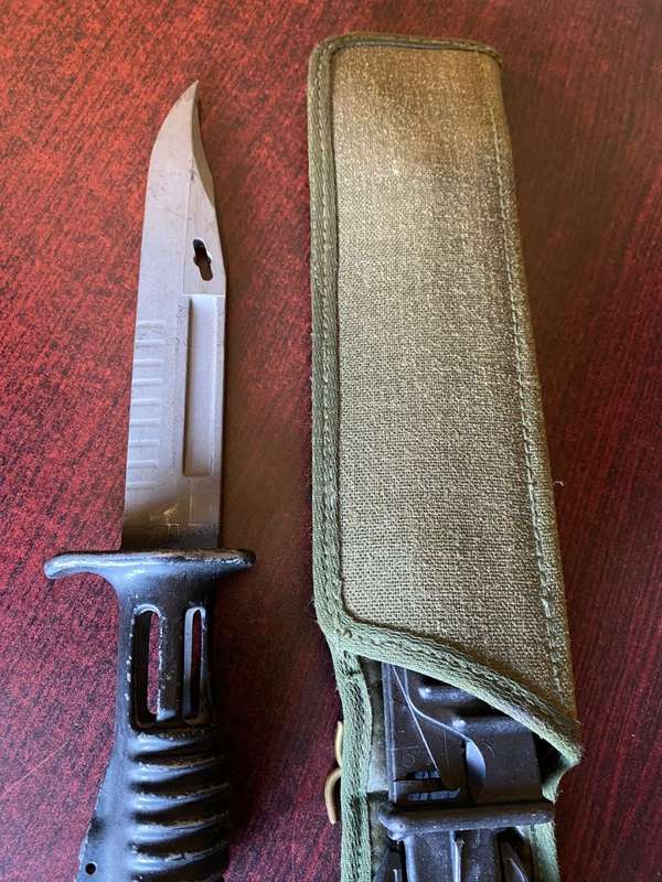 BRITISH SA 80 BAYONET-THE REVERSE OF THE FROG SHOWING BELT LOOPS AND BELT RETAINING HOOK FIXINGS-THE
