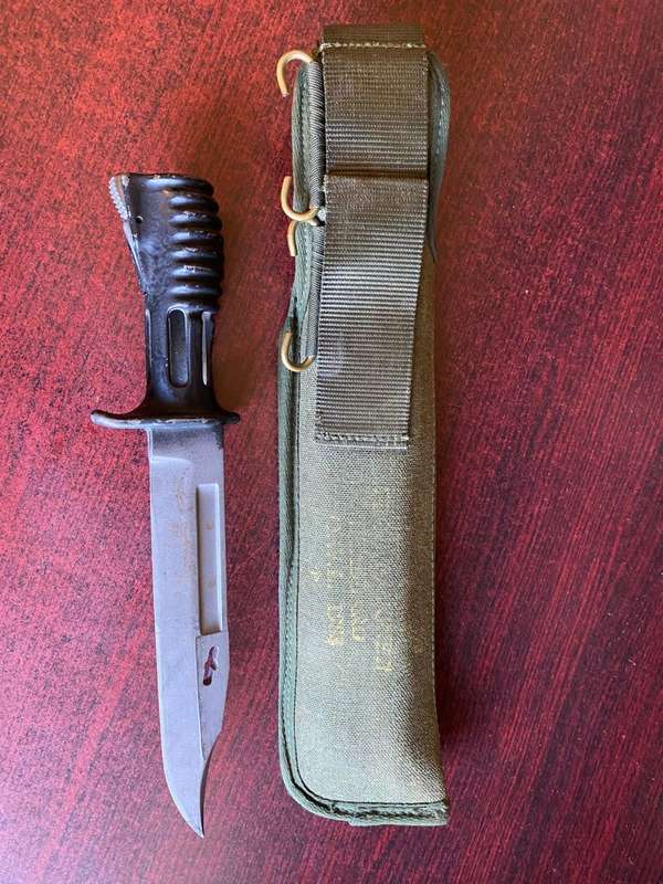 BRITISH SA 80 BAYONET-THE REVERSE OF THE FROG SHOWING BELT LOOPS AND BELT RETAINING HOOK FIXINGS-THE