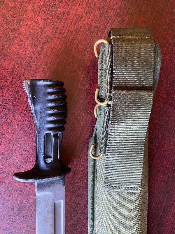 BRITISH SA 80 BAYONET-THE REVERSE OF THE FROG SHOWING BELT LOOPS AND BELT RETAINING HOOK FIXINGS-THE