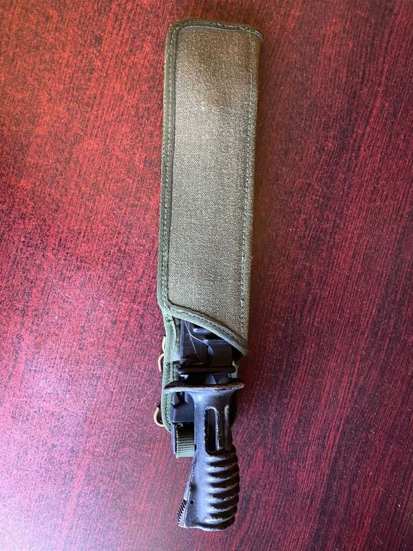 BRITISH SA 80 BAYONET-THE REVERSE OF THE FROG SHOWING BELT LOOPS AND BELT RETAINING HOOK FIXINGS-THE