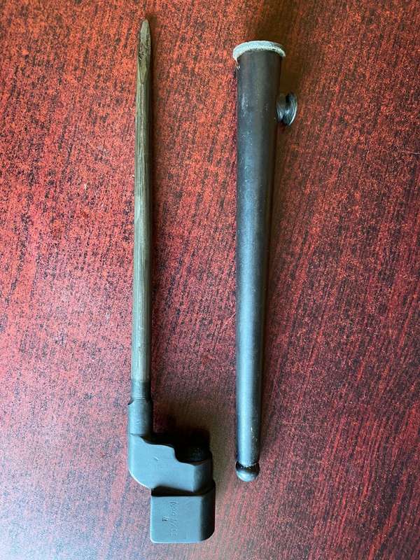 .303 NO 4 MK11 BAYONET WITH METAL SCABBARD IN VERY GOOD CONDITION