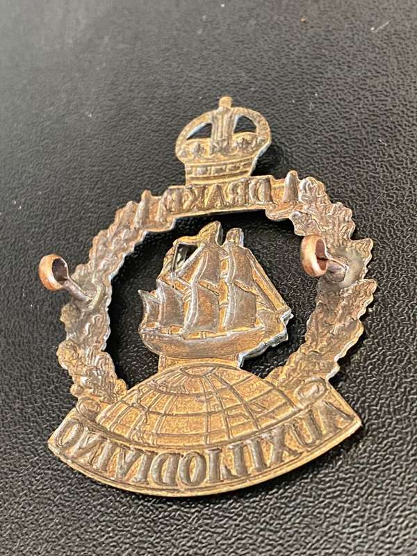 BRITISH WW1 ROYAL NAVAL DIVISION,DRAKE BATTALION BRASS AND SILVER METAL HAT BADGE-MEASURES 55X42 MM