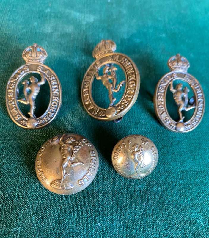 SA CORPS OF SIGNALS CAP, 2 COLLARS AND 2 BUTTONS-WORN 1939-1945-LUGS INTACT