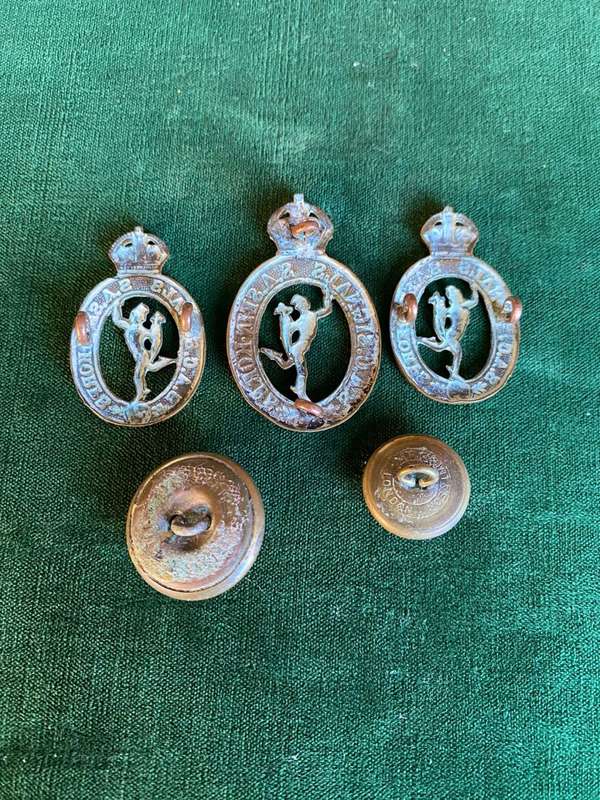 SA CORPS OF SIGNALS CAP, 2 COLLARS AND 2 BUTTONS-WORN 1939-1945-LUGS INTACT