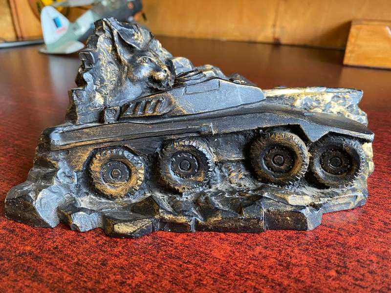 SADF PERIOD ROOIKAT DESK ORNAMENT-MEASURES 20X10 CM-HEIGHT 8,5CM-HARD RESIN TYPE OF MATERIAL