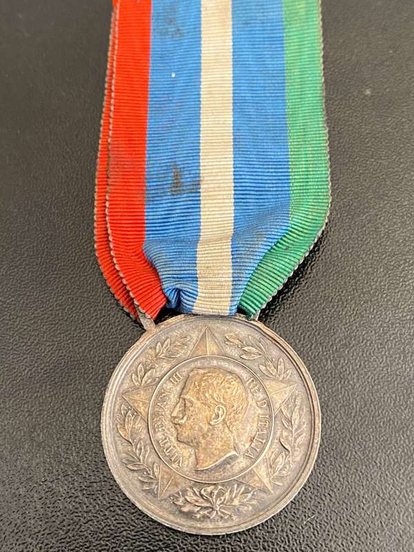 ITALIAN SILVER MEDAL FOR RETURNING VETERANS WHO MOUNTED GUARD ON THE TOMB OF KING UMBERTO 1 AND KING