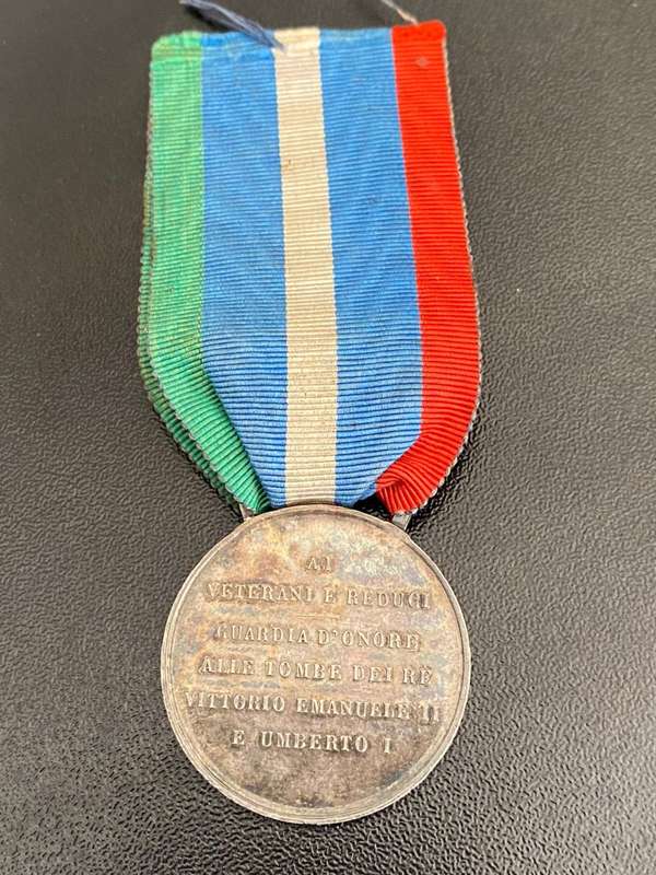ITALIAN SILVER MEDAL FOR RETURNING VETERANS WHO MOUNTED GUARD ON THE TOMB OF KING UMBERTO 1 AND KING