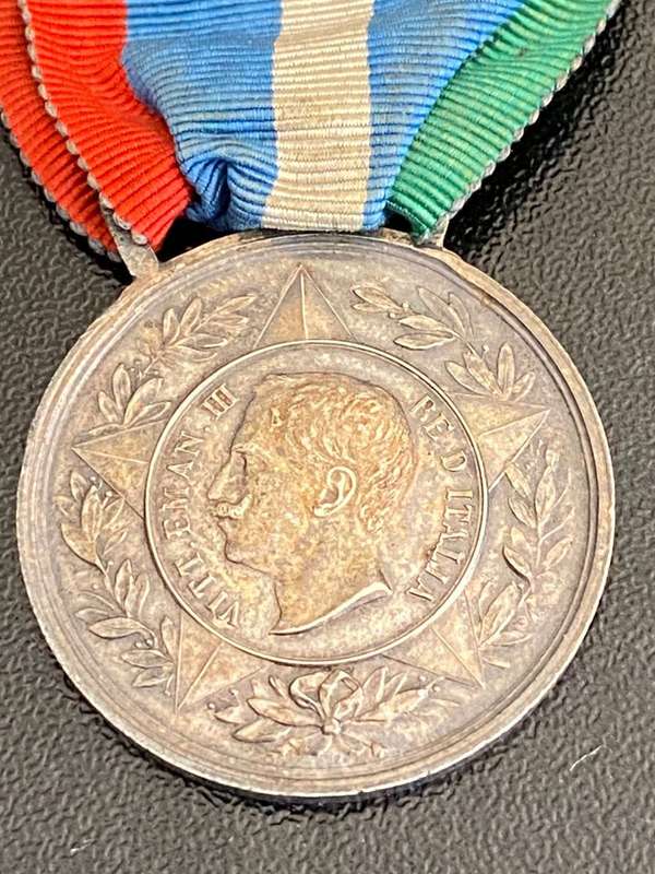 ITALIAN SILVER MEDAL FOR RETURNING VETERANS WHO MOUNTED GUARD ON THE TOMB OF KING UMBERTO 1 AND KING