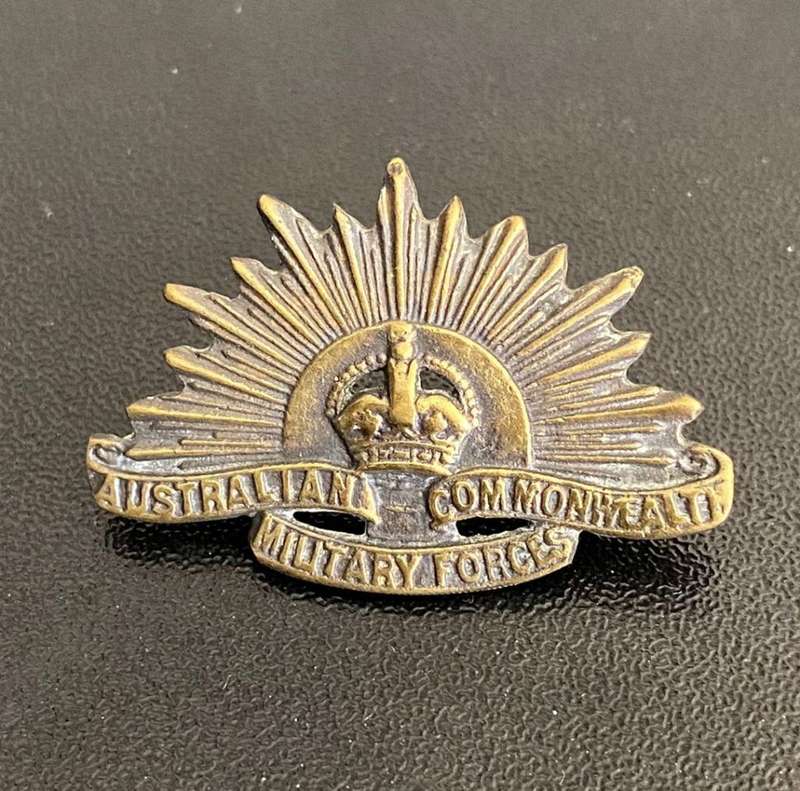 AUSTRALIA WW2 COLLAR BADGE- 2 LUGS
