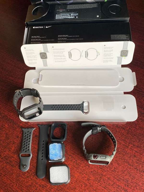 APPLE WATCH SERIOUS 6 44MM GPS-GOOD WORKING CONDITION WITH LOTS OF EXTRAS-COMES WITH ORIGINAL BOX