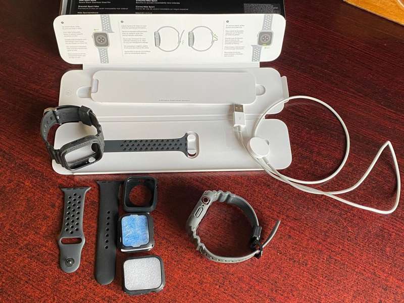 APPLE WATCH SERIOUS 6 44MM GPS-GOOD WORKING CONDITION WITH LOTS OF EXTRAS-COMES WITH ORIGINAL BOX