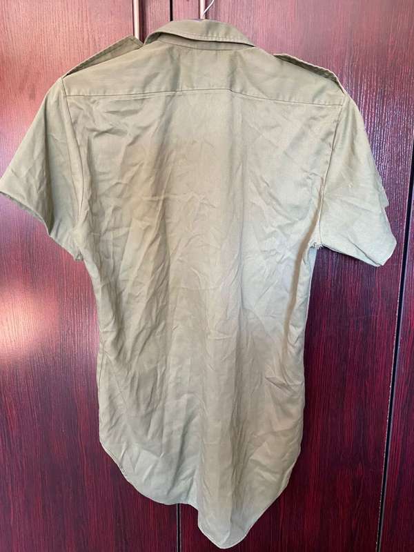 RHODESIAN OLIVE GREEN SHORT SLEEVE SHIRT-SIZE MEDIUM -MEASURES 55CM ARMPIT TO ARMPIT-STATESMAN MAKER