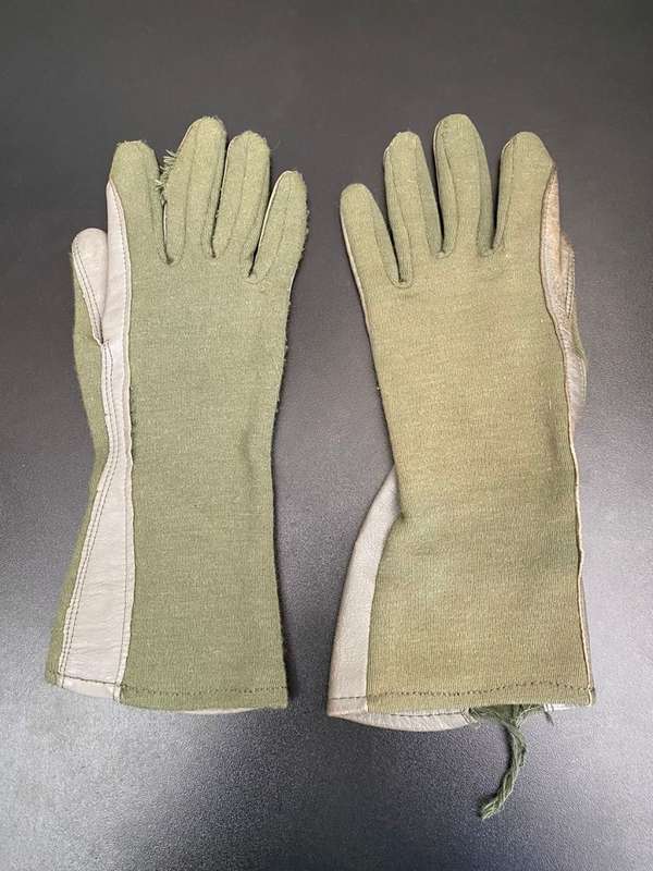 SAAF PILOTS FLYING GLOVES -GOOD CONDITION-SIZE LARGE