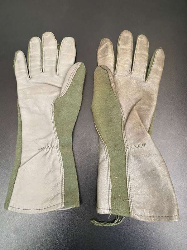 SAAF PILOTS FLYING GLOVES -GOOD CONDITION-SIZE LARGE