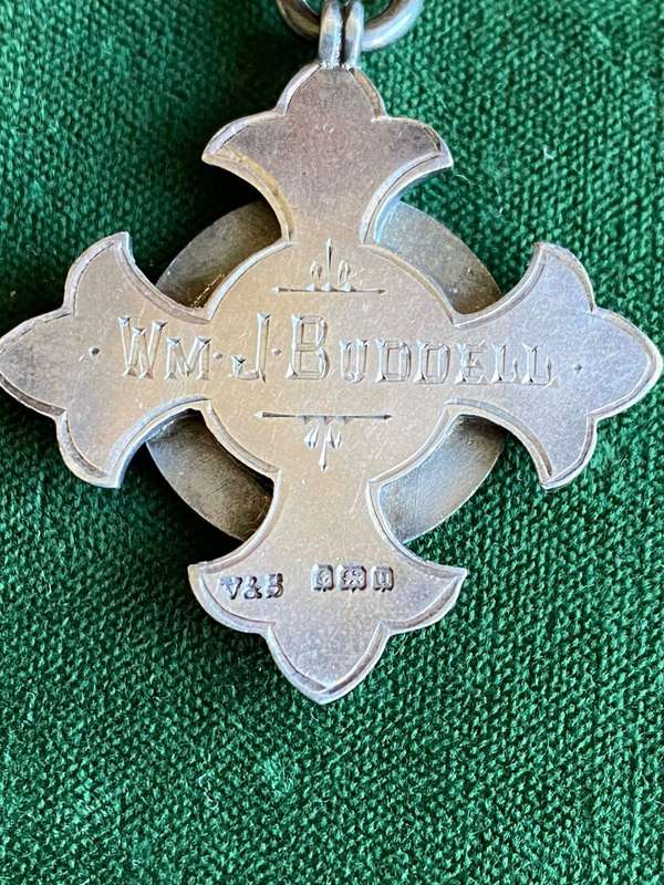 STERLING SILVER (WEIGHT 14,4 G) SERVICES IN THE WAR 1914-1918 BADGE-ENGRAVED WITH THE NAME WM. J BUD