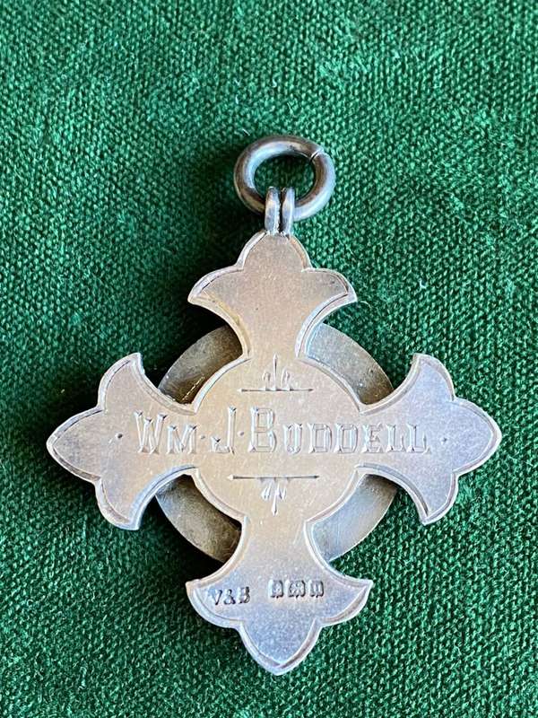 STERLING SILVER (WEIGHT 14,4 G) SERVICES IN THE WAR 1914-1918 BADGE-ENGRAVED WITH THE NAME WM. J BUD