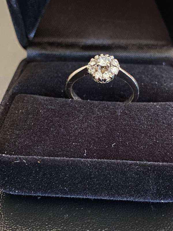 SOLID WHITE GOLD RING WITH 10 DIAMONDS-TOTAL WEIGHT 2,4G-RING SIZE JUST SMALL OF I