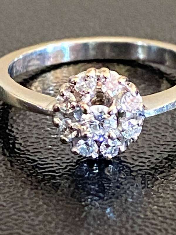 SOLID WHITE GOLD RING WITH 10 DIAMONDS-TOTAL WEIGHT 2,4G-RING SIZE JUST SMALL OF I