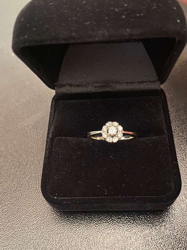SOLID WHITE GOLD RING WITH 10 DIAMONDS-TOTAL WEIGHT 2,4G-RING SIZE JUST SMALL OF I
