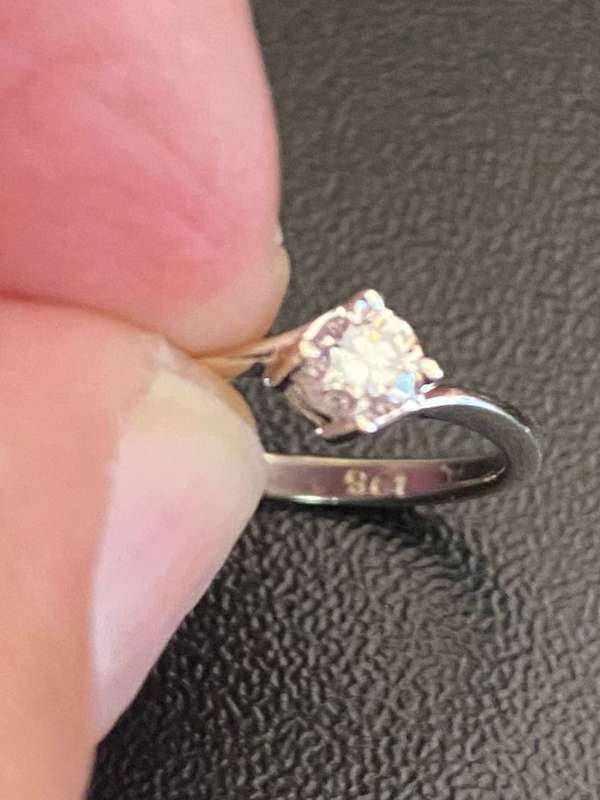 SOLID 9CT WHITE GOLD RING WITH DIAMOND(TESTED)PLUS MINUS .20CTS DIAMOND-TOTAL WEIGHT 1,6G-RING SIZE