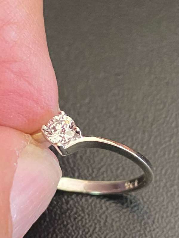 SOLID 9CT WHITE GOLD RING WITH DIAMOND(TESTED)PLUS MINUS .20CTS DIAMOND-TOTAL WEIGHT 1,6G-RING SIZE