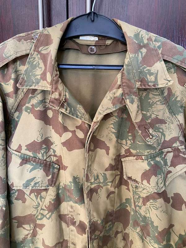 SA POLICE TASK FORCE 2ND CAMO PATTERN JACKET-LABELLED AND DATED 1982-XTRA LARGE-MEASURES 66CM ARMPIT