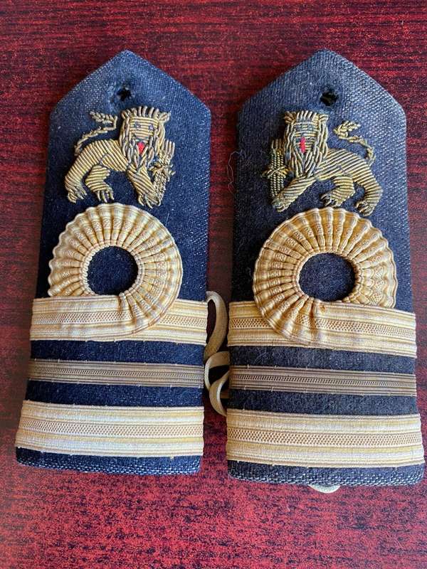 SA NAVY LIEUTENANT COMANDER'S HARD SHOULDER STRAPS WITH BULLION WIRE LIONS AND GOLD LACE