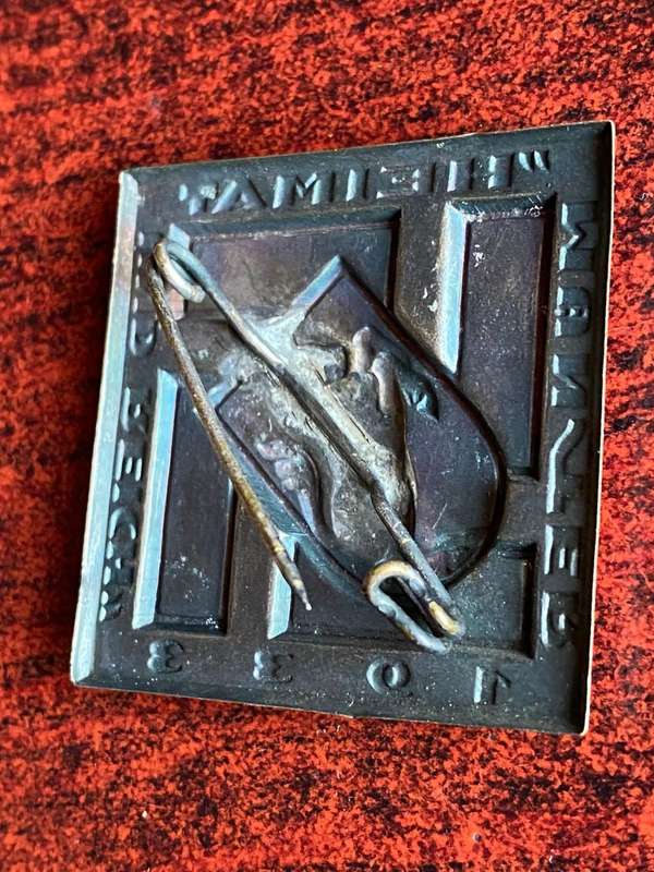 GERMAN WW2 TINNIE-PIN INTACT