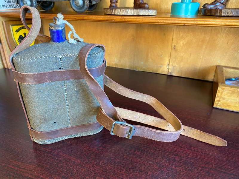 WW1 BLUE ENAMEL,BRITISH WATER BOTTLE COMPLETE WITH STOPPER AND LEATHER HANGER
