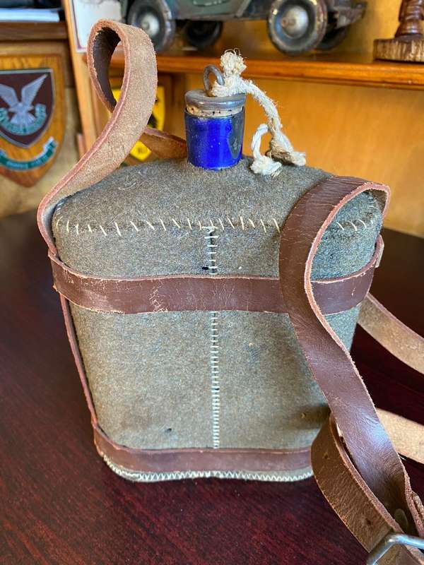 WW1 BLUE ENAMEL,BRITISH WATER BOTTLE COMPLETE WITH STOPPER AND LEATHER HANGER
