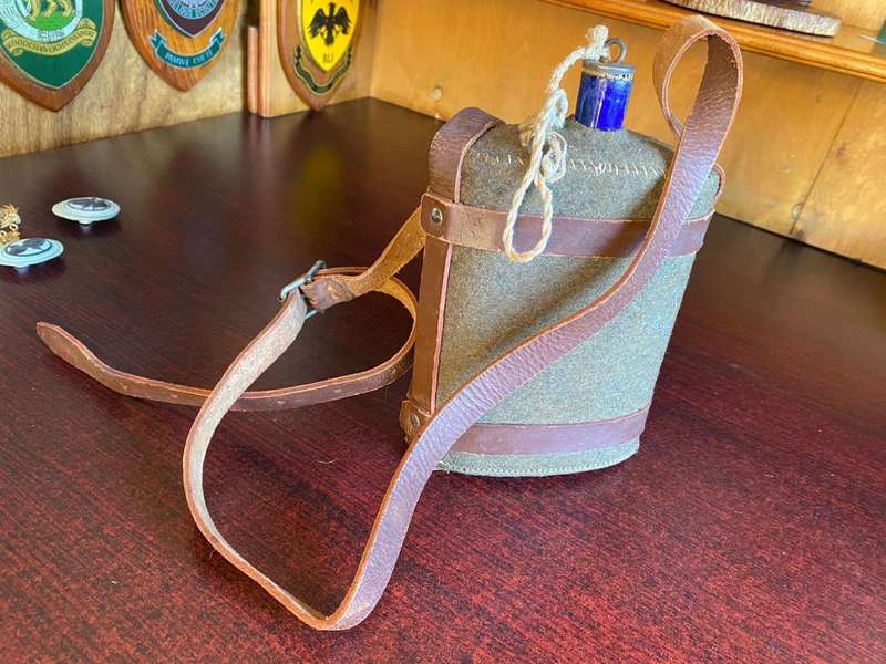 WW1 BLUE ENAMEL,BRITISH WATER BOTTLE COMPLETE WITH STOPPER AND LEATHER HANGER
