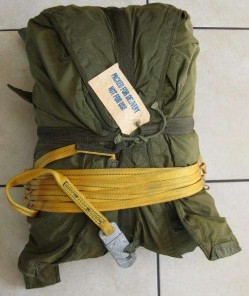 SADF BORDER WAR PERIOD MK2 "PAMPOEN" PARACHUTE IN COMPLETE CONDITION WITH HARNESS.