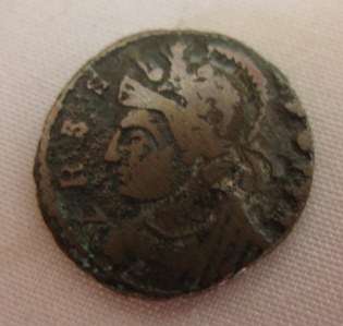 ROMAN COIN - URBS ROMA C.330 AD.  BRONZE - DIAMETER 16MM