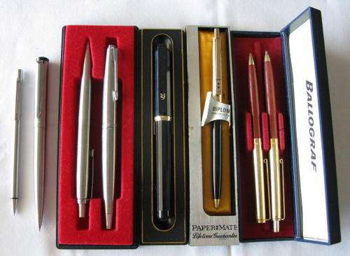 COLLECTION OF ASSORTED PENS.  3X PARKER PENS.  THE 1 A FOUNTAIN PEN.  PAPERNOTE / PILOT / BALLOGRAT