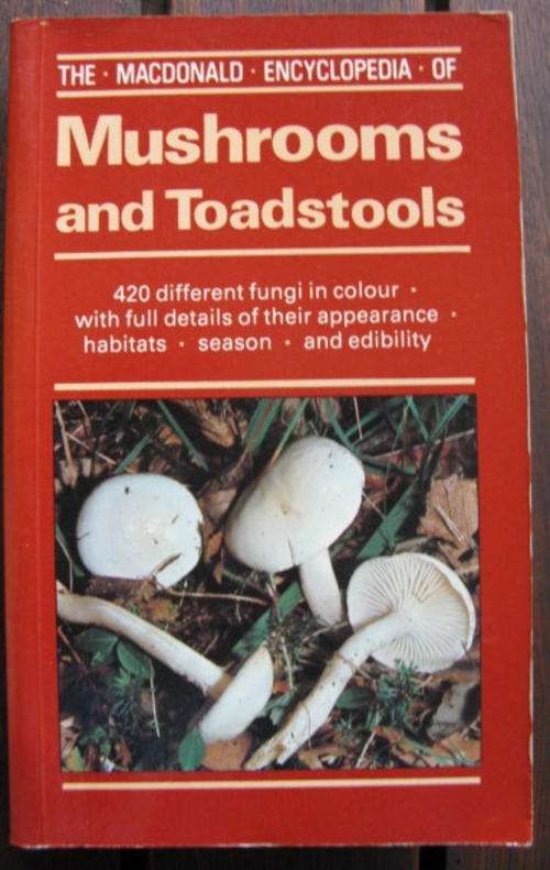 MUSHROOMS AND TOADSTOOLS - THE MACDONALD ENCYCLOPEDIA - 420 DIFFERENT FUNGI IN COLOUR
