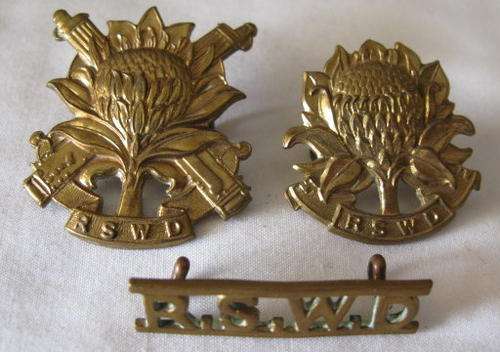 REGIMENT SUID WESTELIKE DISTRIKTE GILDING METAL CAP & COLLAR & TITLE WORN 1935 - 1964 - LUGS INTACT