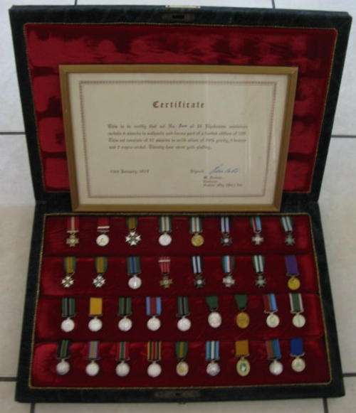 RHODESIAN HONOURS & AWARDS LIMITED EDITION NO.300 OF ONLY 500 AUTHENTIC MINIATURE & AWARDS