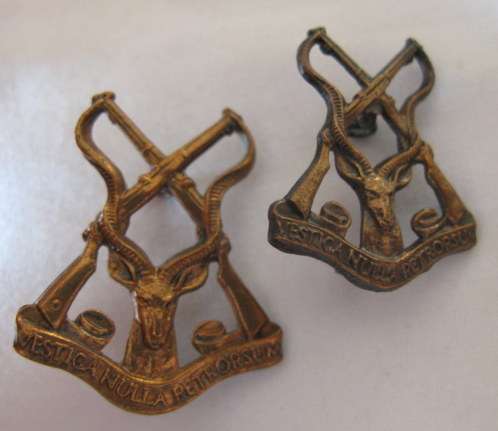 FIRST MOUNTED COMMANDO REGIMENT CAP & COLLAR BADGE.  RAISED IN 1941 BUT DISBANDED