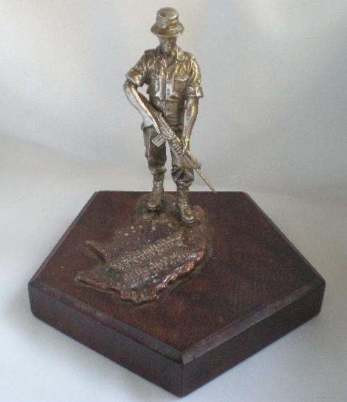 SA BORDER WAR PERIOD TROOPIE STATUETTE ON A WOODEN BASE THE INSCRIPTION-ONS SAL ANTWOORD OP JOU ROEP
