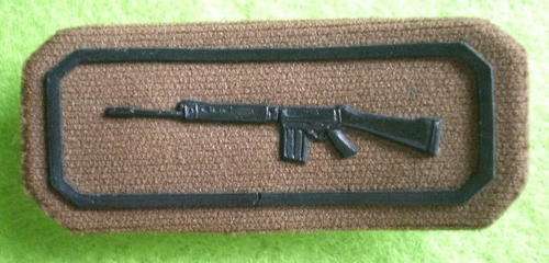 SA ARMY MARKSMAN QUALIFICATION BADGE-RUBBERISED BLACK ON NUTRIA-P