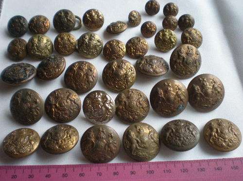 BRITISH ARMS BRASS TUNIC BUTTONS,FOLLOWING:18X LARGE/13X MEDIUM &6X SMALL