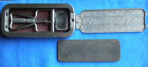 ROLLS NO 2 RAZOR IN COMPLETE CONDITION-WITH NICKEL PLATED HOLDER-BOXED
