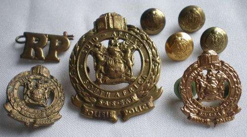 SA RAILWAY POLICE GILDING CAP+COLLAR BADGES,TITLE & 4 BUTTONS-ONE PIN ON COLLAR MISSING