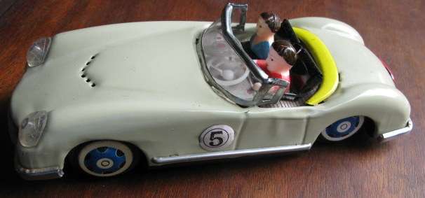VINTAGE TINPLATE RACING CAR WITH 2 PLASTIC FIGURES & SOUND EFFECTS WHEN PUSHED-MEASURES 22X8,5CM-CON