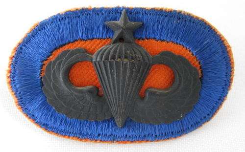 US ARMY & AIR FORCE SENIOR PARACHUTIST BADGE ON BACKING-2 PINS