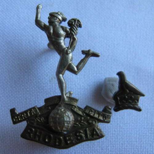 RHODESIA CORPS OF SIGNALS BI/METAL CAP BADGE WORN 1971-1980-LUGS INTACT