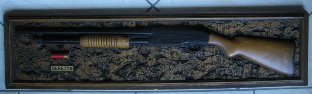 LIFE SIZE WALL MOUNTED PIETRO BERETTA SHOTGUN ,MADE FROM RESIN-MEASURES 112X28 CM