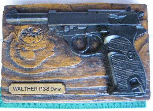 LIFE SIZE WALL MOUNT OF THE WALTHER P38 9MM MADE FROM RESIN-MEASURES 23X15CM