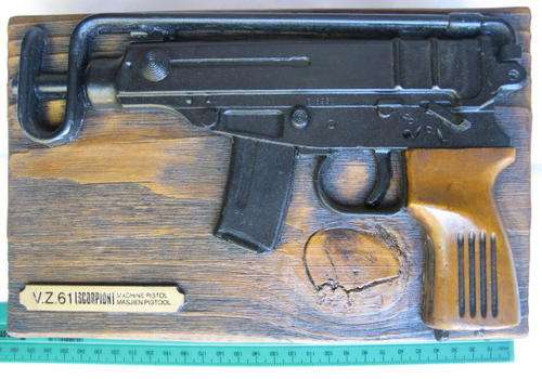 WALL MOUNTED EXAMPLE OF THE V.Z.61 SCHORPION MACHINE PISTOL,MADE FROM RESIN-MEASURES 28X17CM